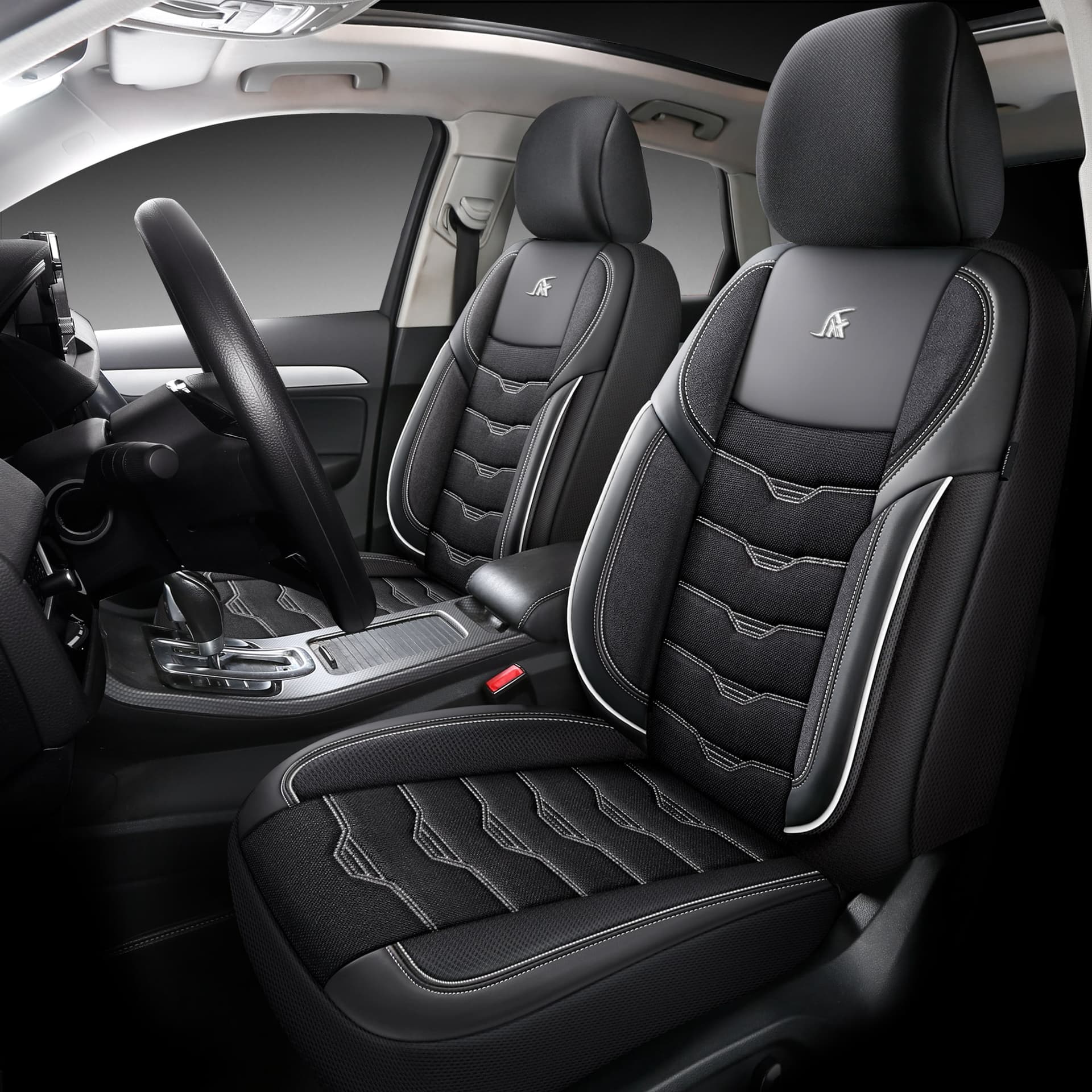 Schwarz mit weißen Nähten