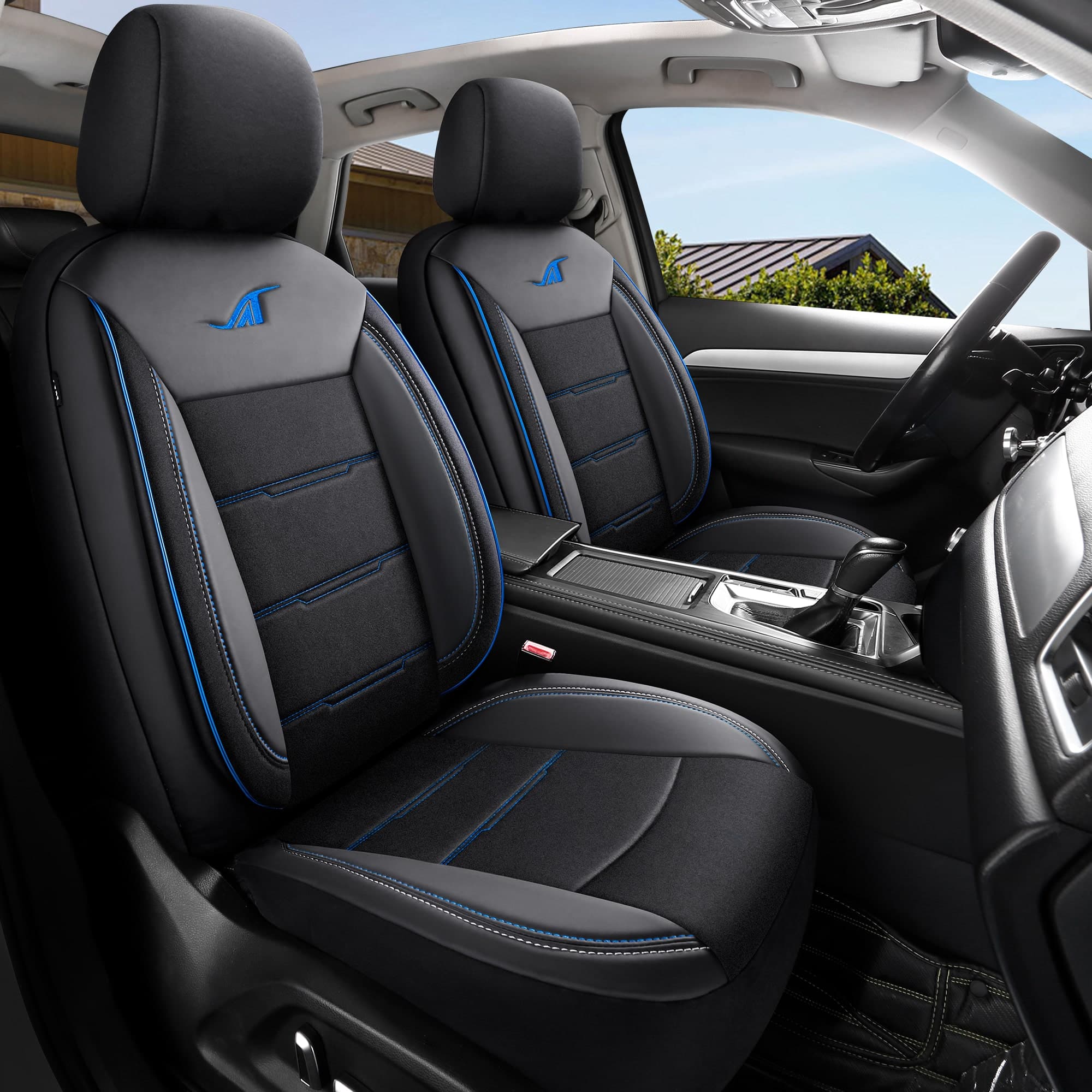 Schwarz mit blauen Nähten